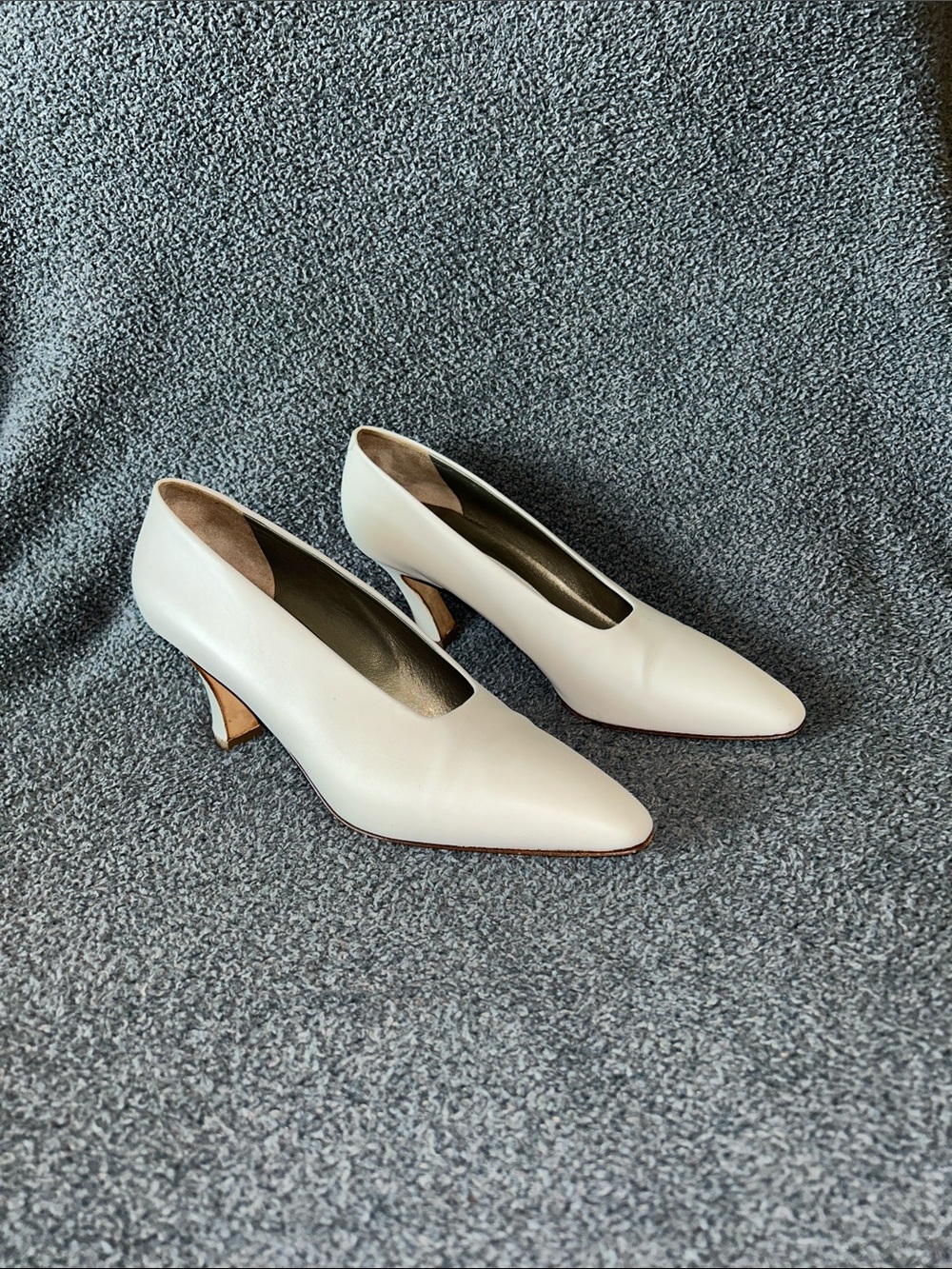 Vintage made in Italy Women's Pointed-Toe Mid Heel Pumps in Off White